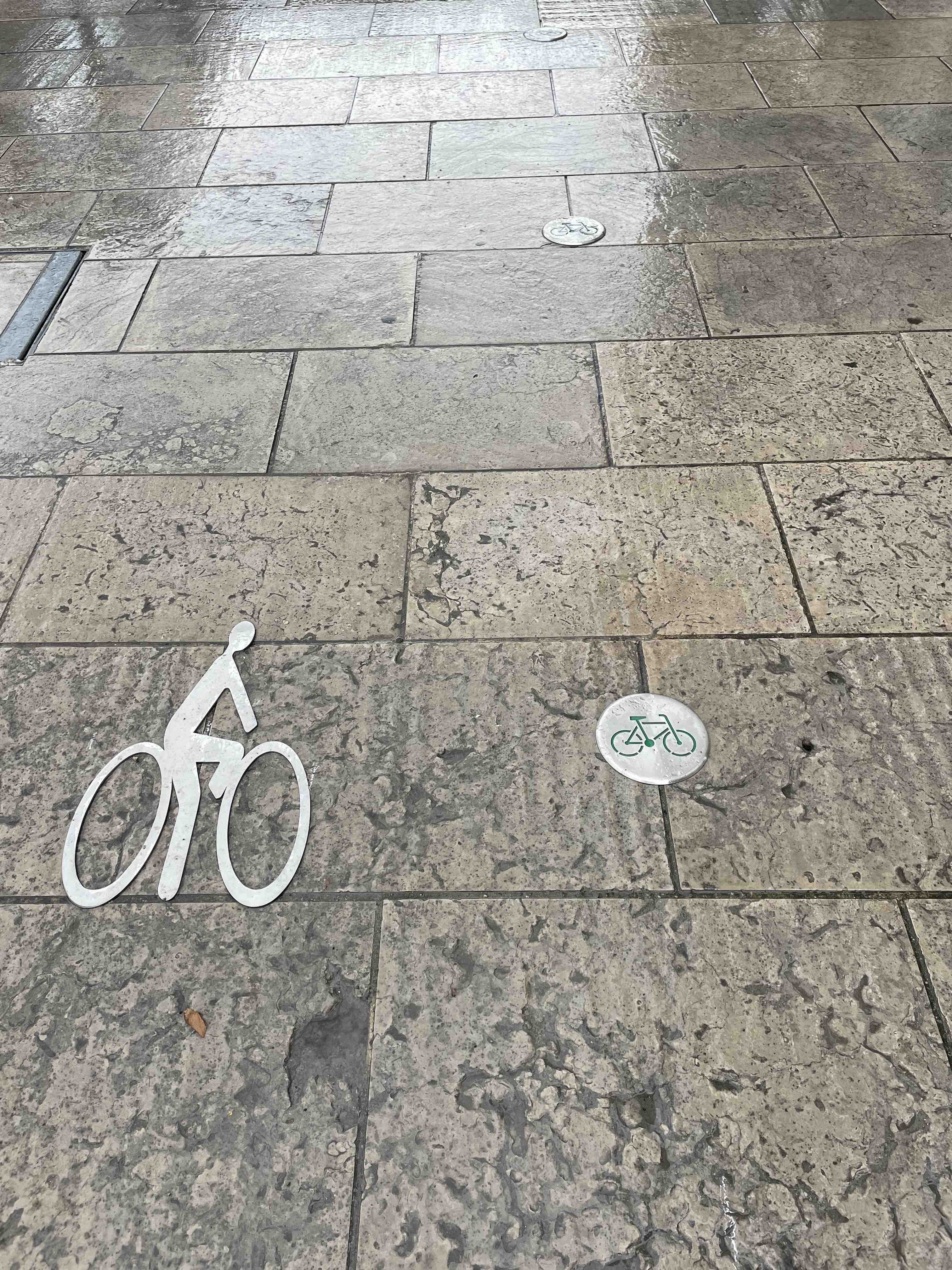 Logo de voirie en inox 316L sans cadre : un choix durable et esthétique pour vos aménagements urbains