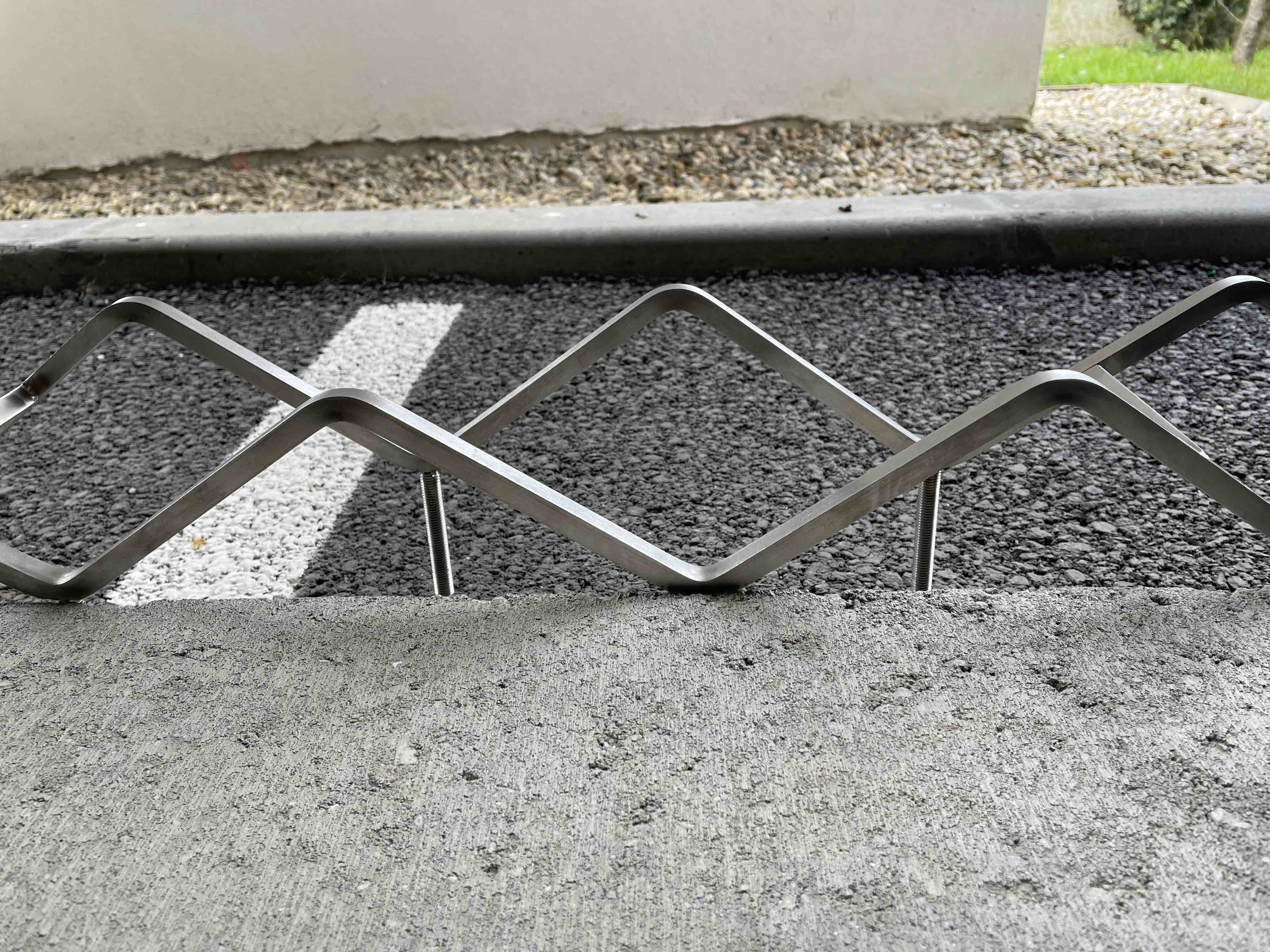 Comment empêcher les gens de s’asseoir sur un muret ? La solution anti-sitting aussi discrète qu'efficace